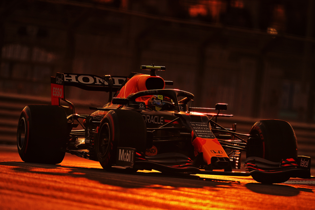 GP ABU DHABI, Sergio Perez (MEX) Red Bull Racing RB16B.
11.12.2021. Formula 1 World Championship, Rd 22, Abu Dhabi Grand Prix, Yas Marina Circuit, Abu Dhabi, Qualifiche Day.
- www.xpbimages.com, EMail: requests@xpbimages.com © Copyright: Moy / XPB Images
