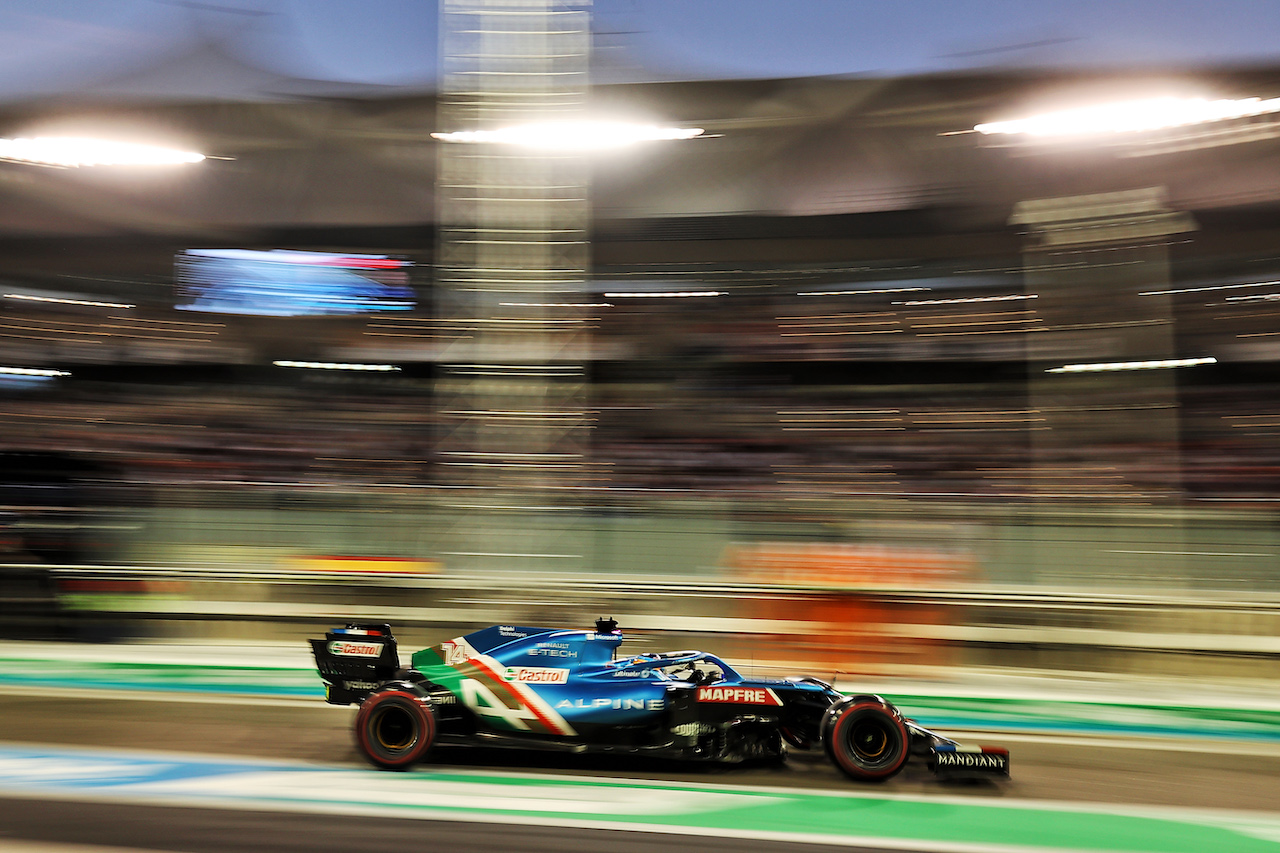 GP ABU DHABI, Fernando Alonso (ESP) Alpine F1 Team A521.
11.12.2021. Formula 1 World Championship, Rd 22, Abu Dhabi Grand Prix, Yas Marina Circuit, Abu Dhabi, Qualifiche Day.
- www.xpbimages.com, EMail: requests@xpbimages.com © Copyright: Moy / XPB Images