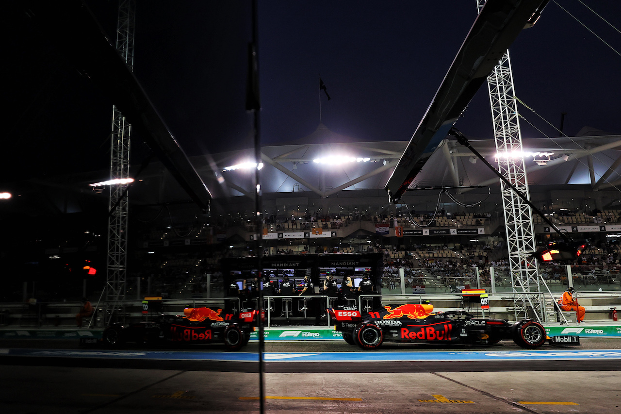 GP ABU DHABI, Sergio Perez (MEX) Red Bull Racing RB16B.
11.12.2021. Formula 1 World Championship, Rd 22, Abu Dhabi Grand Prix, Yas Marina Circuit, Abu Dhabi, Qualifiche Day.
- www.xpbimages.com, EMail: requests@xpbimages.com © Copyright: Moy / XPB Images