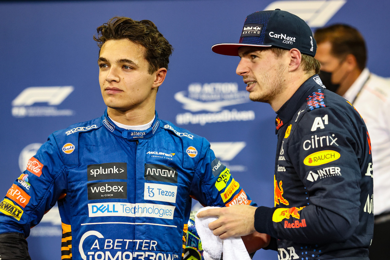 GP ABU DHABI, Lando Norris (GBR), McLaren F1 Team e Max Verstappen (NLD), Red Bull Racing 
11.12.2021. Formula 1 World Championship, Rd 22, Abu Dhabi Grand Prix, Yas Marina Circuit, Abu Dhabi, Qualifiche Day.
- www.xpbimages.com, EMail: requests@xpbimages.com © Copyright: Charniaux / XPB Images