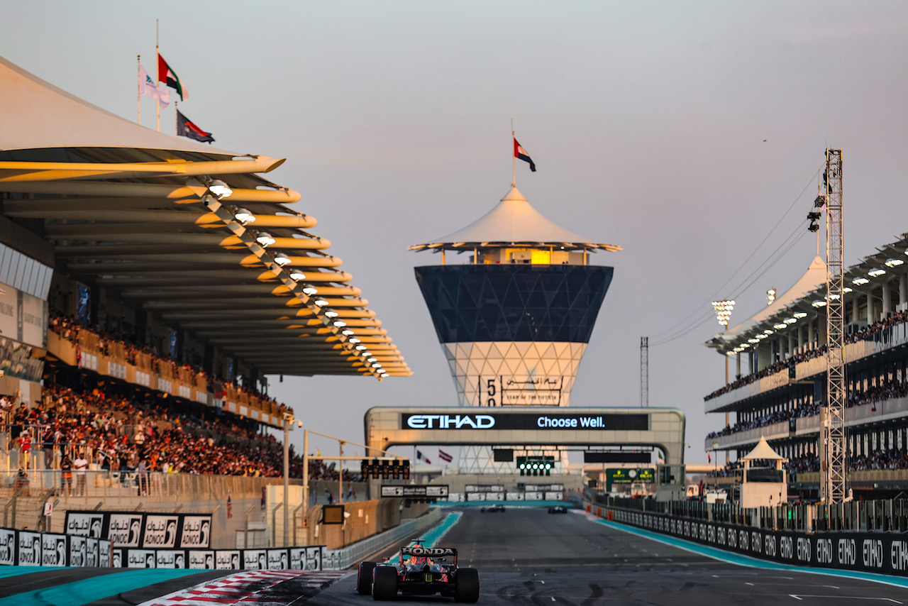 GP ABU DHABI, Max Verstappen (NLD), Red Bull Racing 
11.12.2021. Formula 1 World Championship, Rd 22, Abu Dhabi Grand Prix, Yas Marina Circuit, Abu Dhabi, Qualifiche Day.
- www.xpbimages.com, EMail: requests@xpbimages.com ¬© Copyright: Charniaux / XPB Images