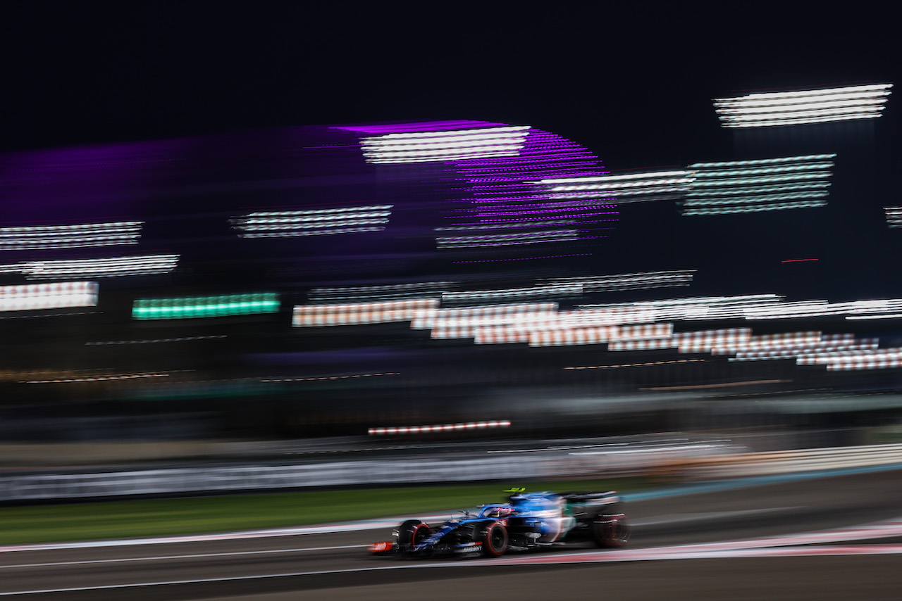 GP ABU DHABI, Esteban Ocon (FRA), Alpine F1 Team 
11.12.2021. Formula 1 World Championship, Rd 22, Abu Dhabi Grand Prix, Yas Marina Circuit, Abu Dhabi, Qualifiche Day.
- www.xpbimages.com, EMail: requests@xpbimages.com ¬© Copyright: Charniaux / XPB Images