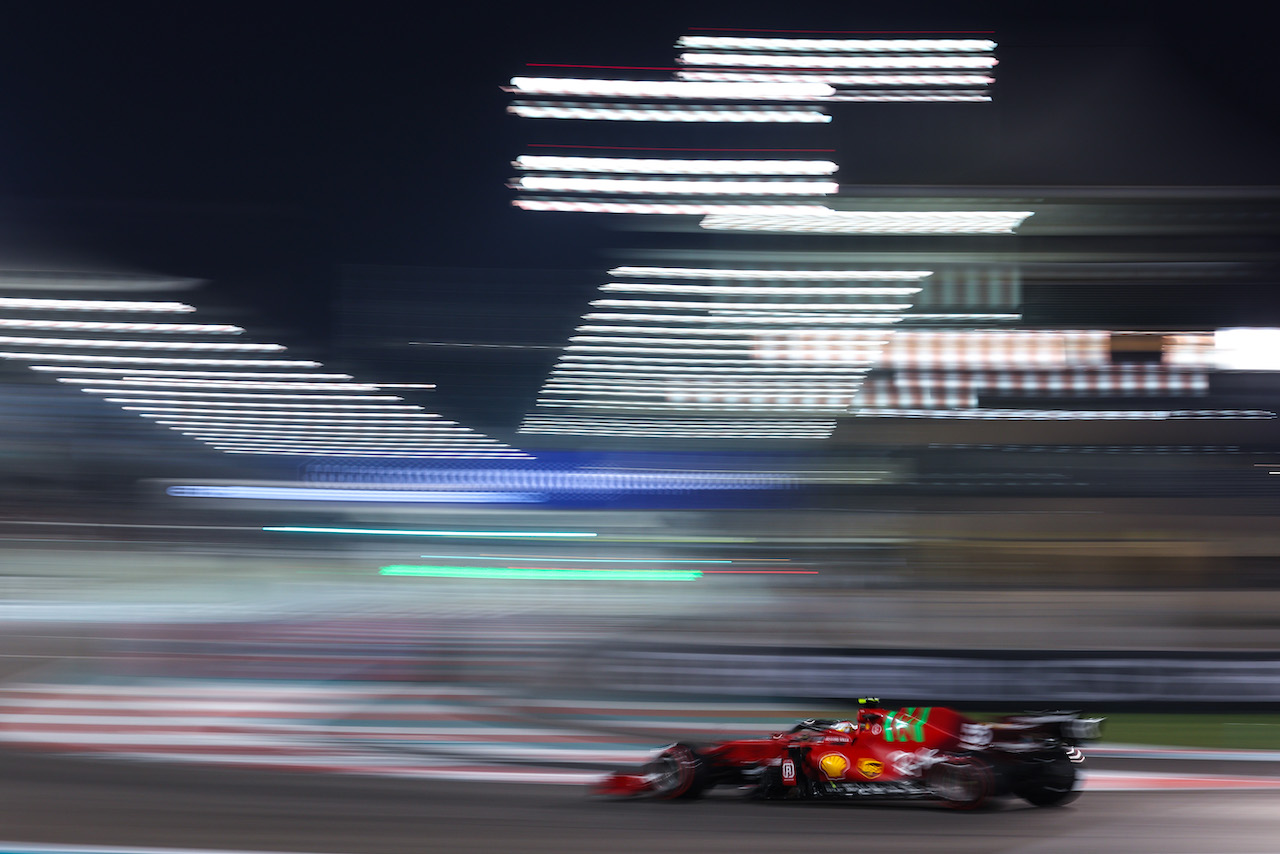 GP ABU DHABI, Carlos Sainz Jr (ESP), Ferrari 
11.12.2021. Formula 1 World Championship, Rd 22, Abu Dhabi Grand Prix, Yas Marina Circuit, Abu Dhabi, Qualifiche Day.
- www.xpbimages.com, EMail: requests@xpbimages.com ¬© Copyright: Charniaux / XPB Images