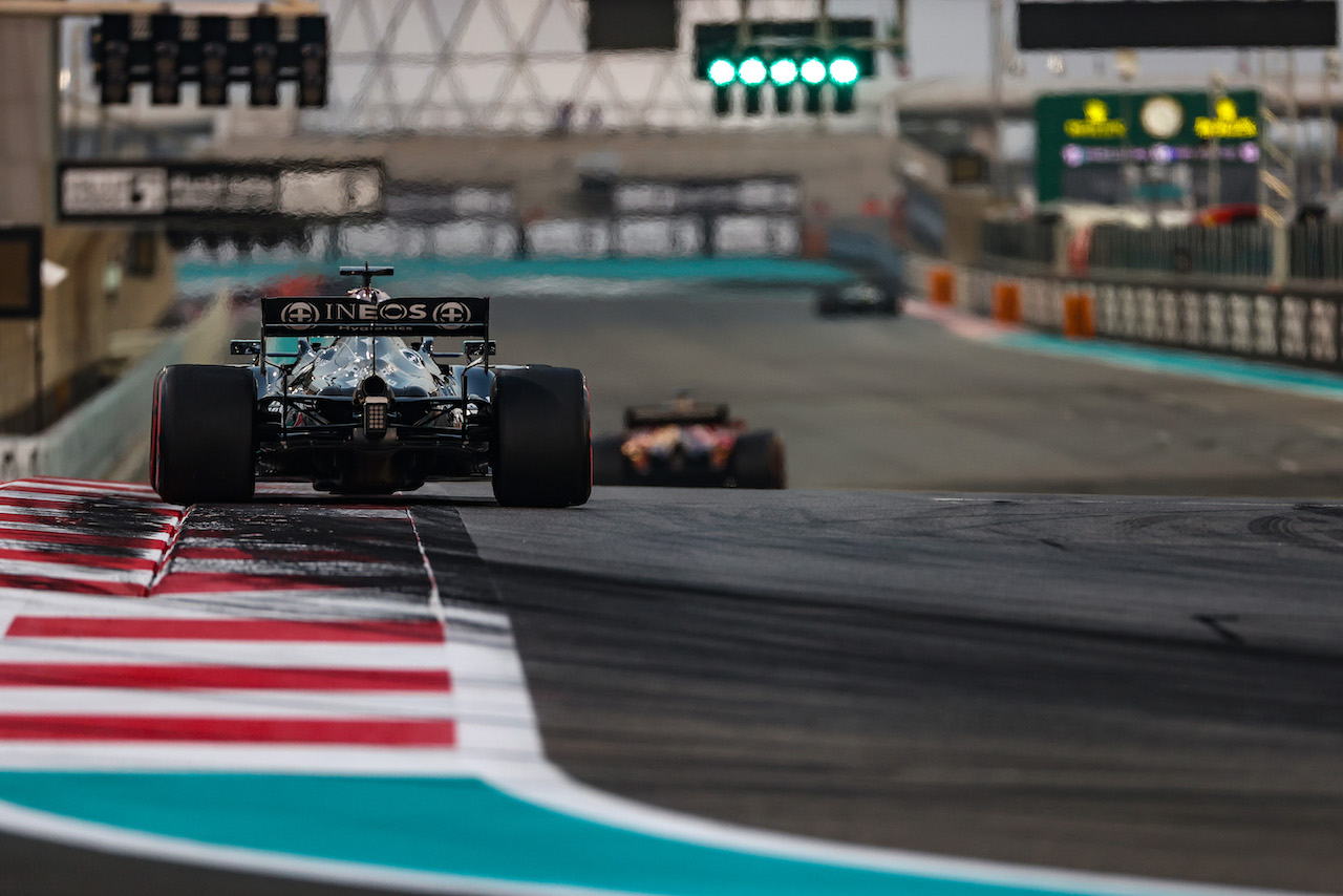 GP ABU DHABI, Lewis Hamilton (GBR), Mercedes AMG F1  
11.12.2021. Formula 1 World Championship, Rd 22, Abu Dhabi Grand Prix, Yas Marina Circuit, Abu Dhabi, Qualifiche Day.
- www.xpbimages.com, EMail: requests@xpbimages.com ¬© Copyright: Charniaux / XPB Images