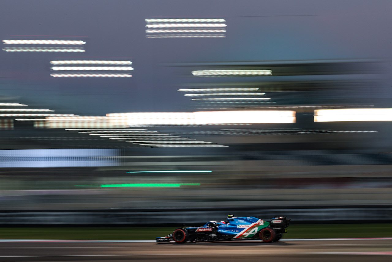 GP ABU DHABI, Esteban Ocon (FRA), Alpine F1 Team 
11.12.2021. Formula 1 World Championship, Rd 22, Abu Dhabi Grand Prix, Yas Marina Circuit, Abu Dhabi, Qualifiche Day.
- www.xpbimages.com, EMail: requests@xpbimages.com ¬© Copyright: Charniaux / XPB Images