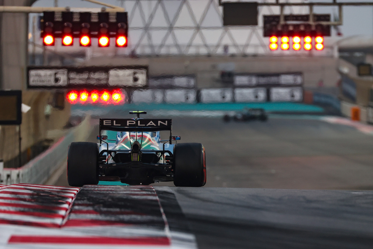 GP ABU DHABI, Esteban Ocon (FRA), Alpine F1 Team 
11.12.2021. Formula 1 World Championship, Rd 22, Abu Dhabi Grand Prix, Yas Marina Circuit, Abu Dhabi, Qualifiche Day.
- www.xpbimages.com, EMail: requests@xpbimages.com © Copyright: Charniaux / XPB Images
