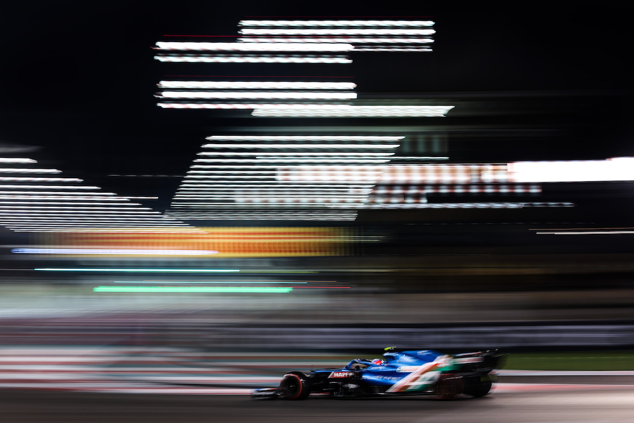 GP ABU DHABI, Esteban Ocon (FRA), Alpine F1 Team 
11.12.2021. Formula 1 World Championship, Rd 22, Abu Dhabi Grand Prix, Yas Marina Circuit, Abu Dhabi, Qualifiche Day.
- www.xpbimages.com, EMail: requests@xpbimages.com © Copyright: Charniaux / XPB Images