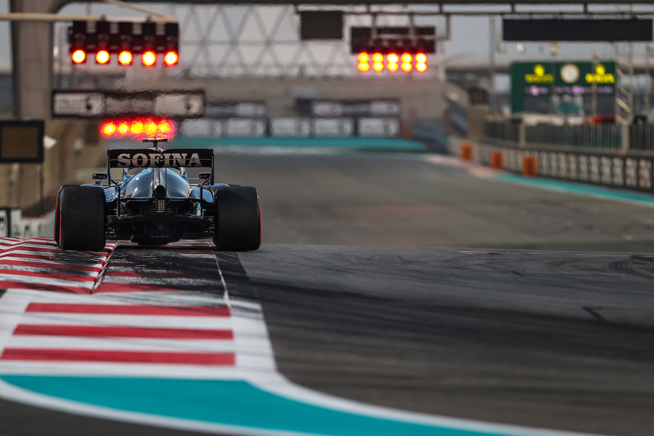 GP ABU DHABI, Nicholas Latifi (CDN), Williams Racing 
11.12.2021. Formula 1 World Championship, Rd 22, Abu Dhabi Grand Prix, Yas Marina Circuit, Abu Dhabi, Qualifiche Day.
- www.xpbimages.com, EMail: requests@xpbimages.com © Copyright: Charniaux / XPB Images