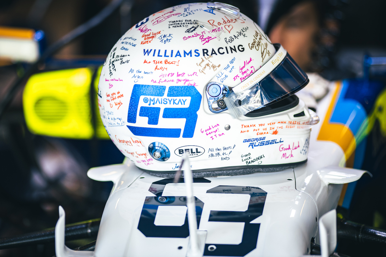 GP ABU DHABI, The helmet of George Russell (GBR) Williams Racing FW43B.
11.12.2021. Formula 1 World Championship, Rd 22, Abu Dhabi Grand Prix, Yas Marina Circuit, Abu Dhabi, Qualifiche Day.
- www.xpbimages.com, EMail: requests@xpbimages.com © Copyright: Bearne / XPB Images