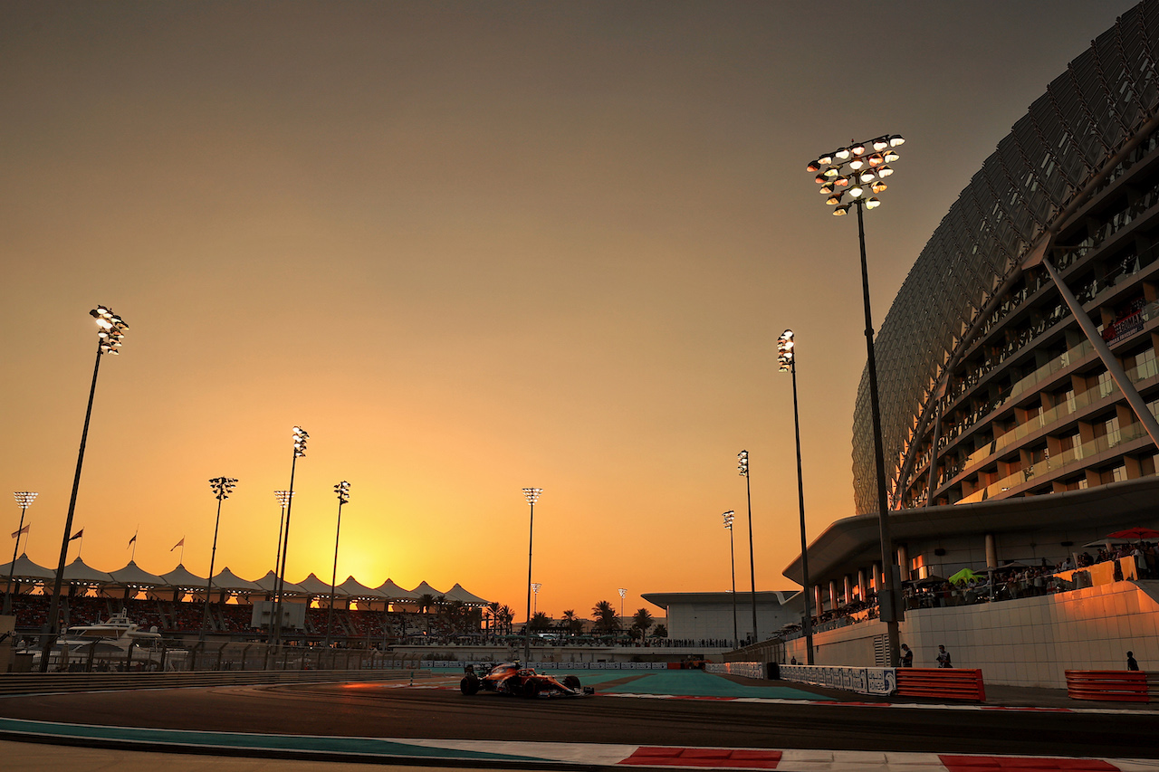 GP ABU DHABI, Lando Norris (GBR) McLaren MCL35M.
11.12.2021. Formula 1 World Championship, Rd 22, Abu Dhabi Grand Prix, Yas Marina Circuit, Abu Dhabi, Qualifiche Day.
- www.xpbimages.com, EMail: requests@xpbimages.com © Copyright: Moy / XPB Images