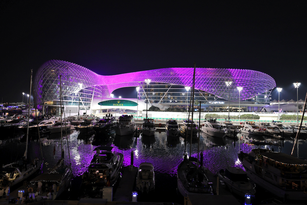 GP ABU DHABI, Circuit Atmosfera - hotel e harbour.
11.12.2021. Formula 1 World Championship, Rd 22, Abu Dhabi Grand Prix, Yas Marina Circuit, Abu Dhabi, Qualifiche Day.
- www.xpbimages.com, EMail: requests@xpbimages.com © Copyright: Moy / XPB Images