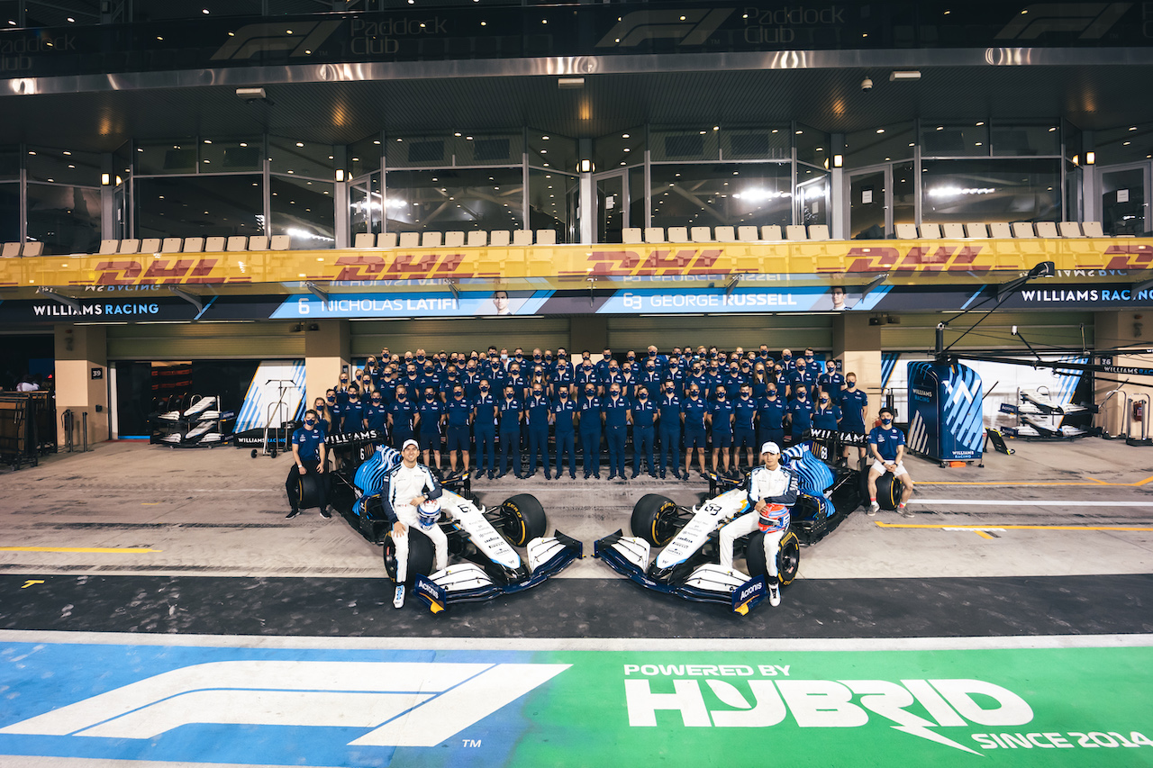 GP ABU DHABI, (L to R): Logan Sargeant (USA) Williams Racing Academy Driver; Nicholas Latifi (CDN) Williams Racing; George Russell (GBR) Williams Racing; e Jack Aitken (GBR) / (KOR) Williams Racing Reserve Driver, at a team photograph.
11.12.2021. Formula 1 World Championship, Rd 22, Abu Dhabi Grand Prix, Yas Marina Circuit, Abu Dhabi, Qualifiche Day.
- www.xpbimages.com, EMail: requests@xpbimages.com © Copyright: Bearne / XPB Images