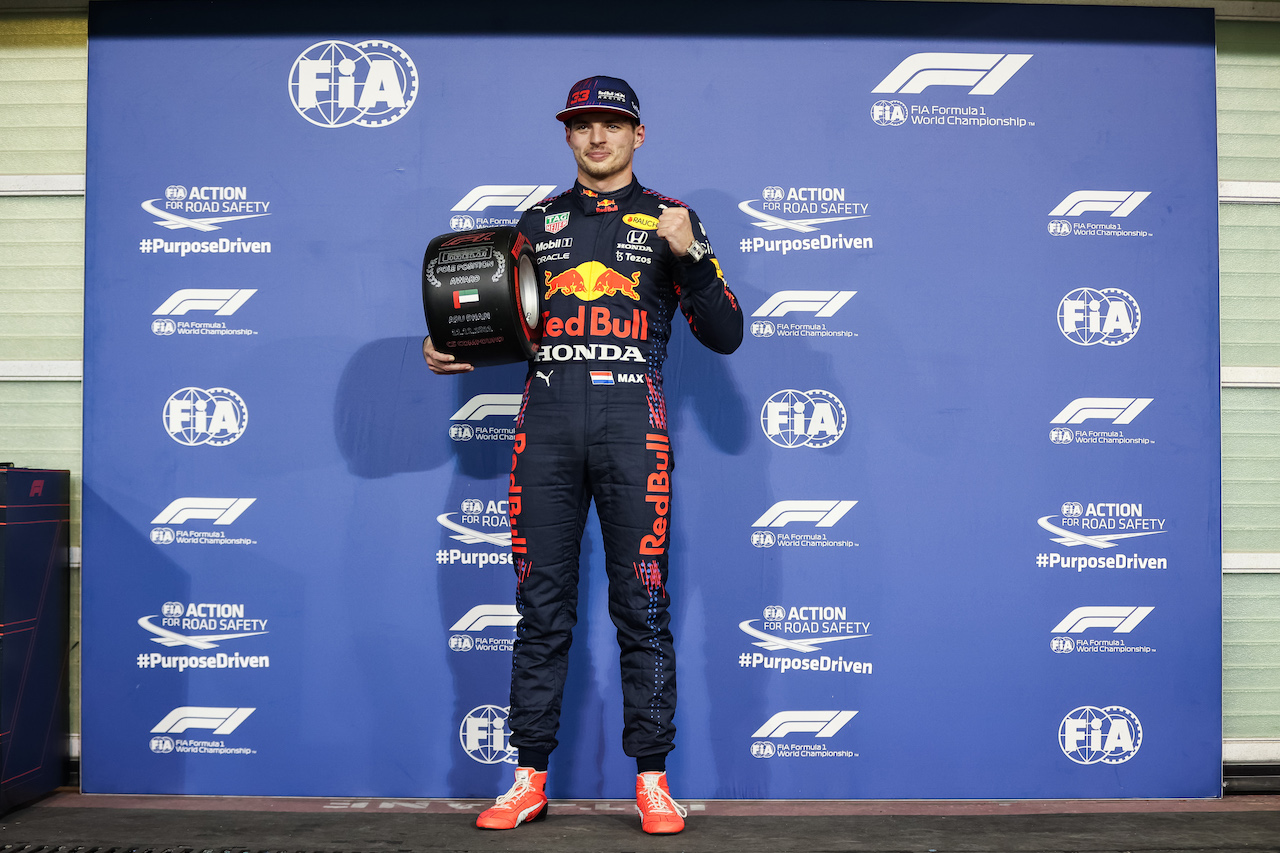 GP ABU DHABI, Max Verstappen (NLD) Red Bull Racing celebrates with the Pirelli Pole Position Award in qualifying parc ferme.
11.12.2021. Formula 1 World Championship, Rd 22, Abu Dhabi Grand Prix, Yas Marina Circuit, Abu Dhabi, Qualifiche Day.
- www.xpbimages.com, EMail: requests@xpbimages.com © Copyright: FIA Pool Image for Editorial Use Only