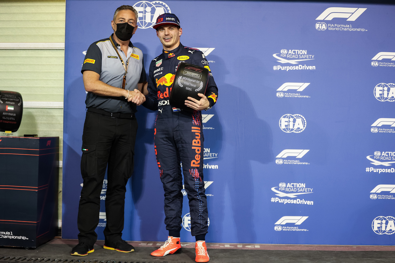 GP ABU DHABI, (L to R): Mario Isola (ITA) Pirelli Racing Manager with Pirelli Poleman of the Year Max Verstappen (NLD) Red Bull Racing.
11.12.2021. Formula 1 World Championship, Rd 22, Abu Dhabi Grand Prix, Yas Marina Circuit, Abu Dhabi, Qualifiche Day.
- www.xpbimages.com, EMail: requests@xpbimages.com © Copyright: FIA Pool Image for Editorial Use Only