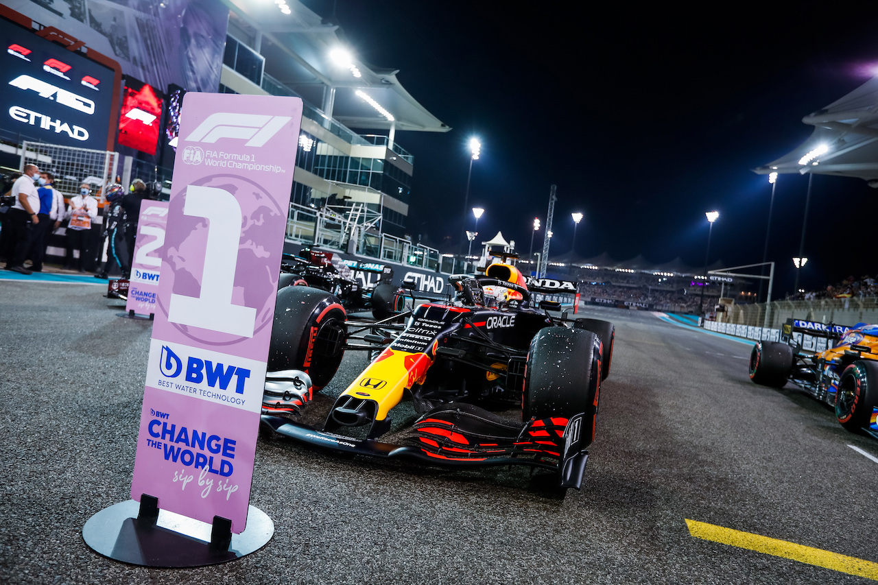 GP ABU DHABI, Pole sitter Max Verstappen (NLD) Red Bull Racing RB16B in qualifying parc ferme.
11.12.2021. Formula 1 World Championship, Rd 22, Abu Dhabi Grand Prix, Yas Marina Circuit, Abu Dhabi, Qualifiche Day.
- www.xpbimages.com, EMail: requests@xpbimages.com © Copyright: FIA Pool Image for Editorial Use Only