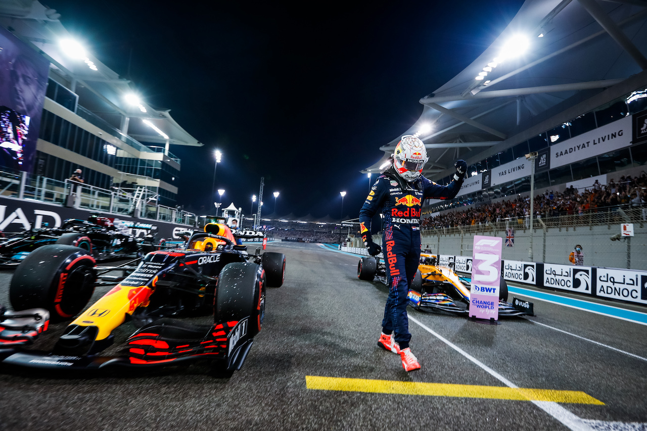 GP ABU DHABI, Max Verstappen (NLD) Red Bull Racing RB16B celebrates his pole position in qualifying parc ferme.
11.12.2021. Formula 1 World Championship, Rd 22, Abu Dhabi Grand Prix, Yas Marina Circuit, Abu Dhabi, Qualifiche Day.
- www.xpbimages.com, EMail: requests@xpbimages.com © Copyright: FIA Pool Image for Editorial Use Only