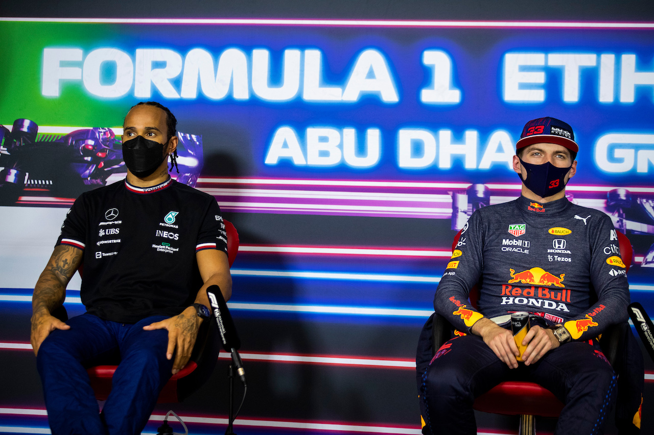 GP ABU DHABI, (L to R): Lewis Hamilton (GBR) Mercedes AMG F1 e Max Verstappen (NLD) Red Bull Racing in the post qualifying FIA Press Conference.
11.12.2021. Formula 1 World Championship, Rd 22, Abu Dhabi Grand Prix, Yas Marina Circuit, Abu Dhabi, Qualifiche Day.
- www.xpbimages.com, EMail: requests@xpbimages.com © Copyright: FIA Pool Image for Editorial Use Only