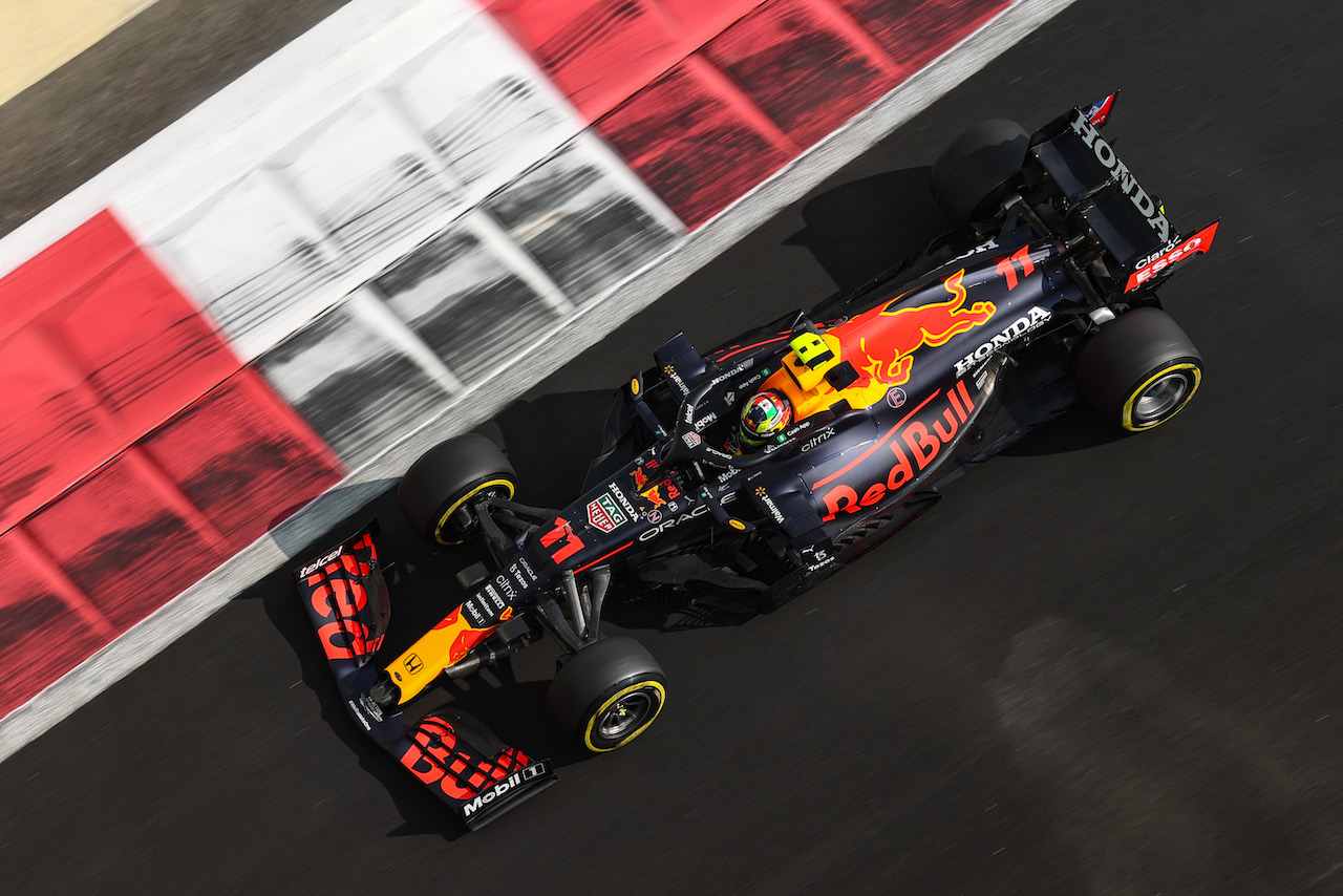 GP ABU DHABI, Sergio Perez (MEX), Red Bull Racing 
11.12.2021. Formula 1 World Championship, Rd 22, Abu Dhabi Grand Prix, Yas Marina Circuit, Abu Dhabi, Qualifiche Day.
- www.xpbimages.com, EMail: requests@xpbimages.com © Copyright: Charniaux / XPB Images
