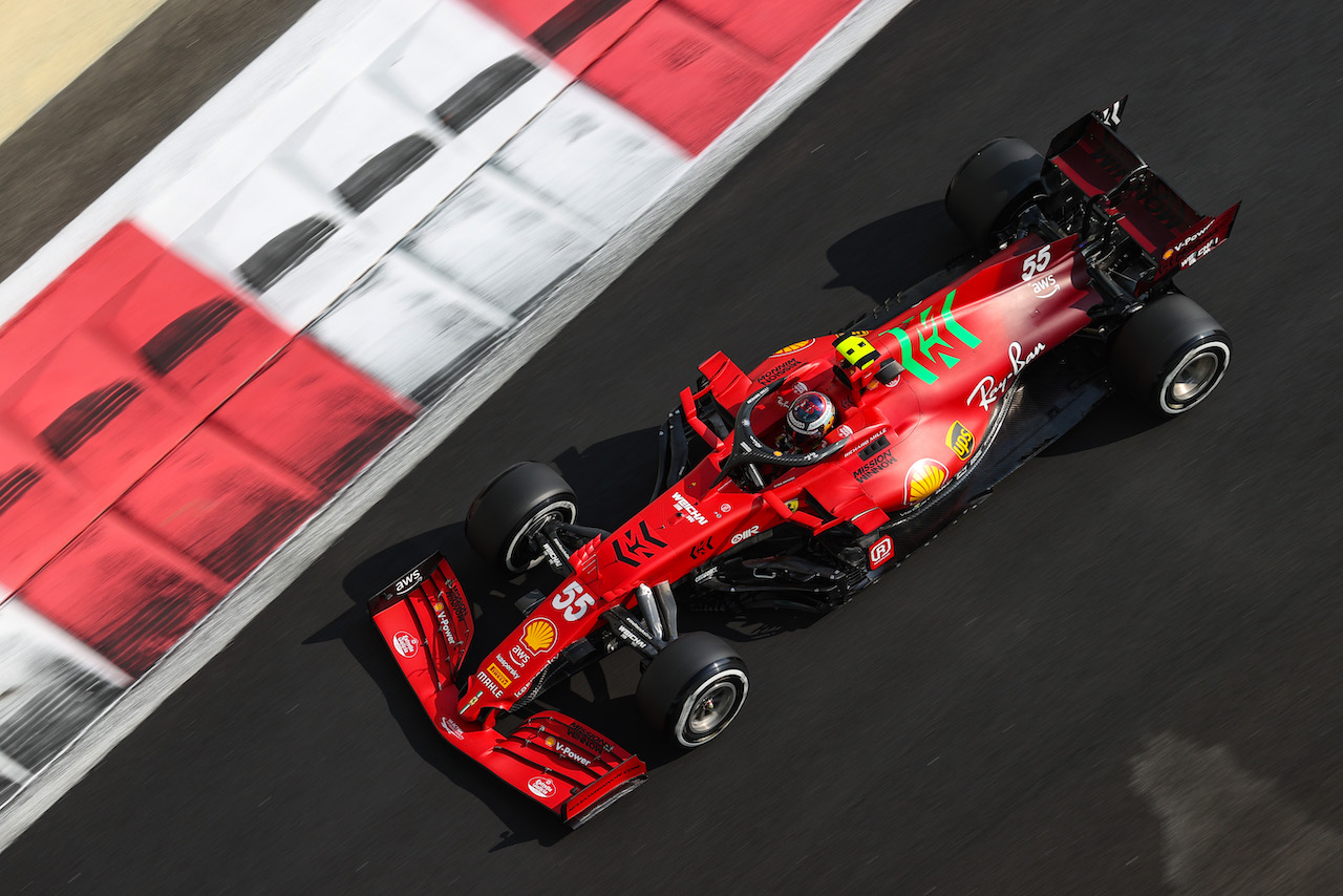 GP ABU DHABI, Carlos Sainz Jr (ESP), Ferrari 
11.12.2021. Formula 1 World Championship, Rd 22, Abu Dhabi Grand Prix, Yas Marina Circuit, Abu Dhabi, Qualifiche Day.
- www.xpbimages.com, EMail: requests@xpbimages.com ¬© Copyright: Charniaux / XPB Images