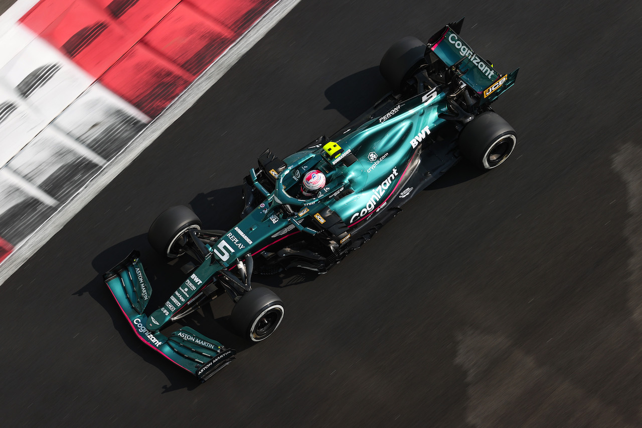GP ABU DHABI, Sebastian Vettel (GER), Aston Martin F1 Team 
11.12.2021. Formula 1 World Championship, Rd 22, Abu Dhabi Grand Prix, Yas Marina Circuit, Abu Dhabi, Qualifiche Day.
- www.xpbimages.com, EMail: requests@xpbimages.com ¬© Copyright: Charniaux / XPB Images