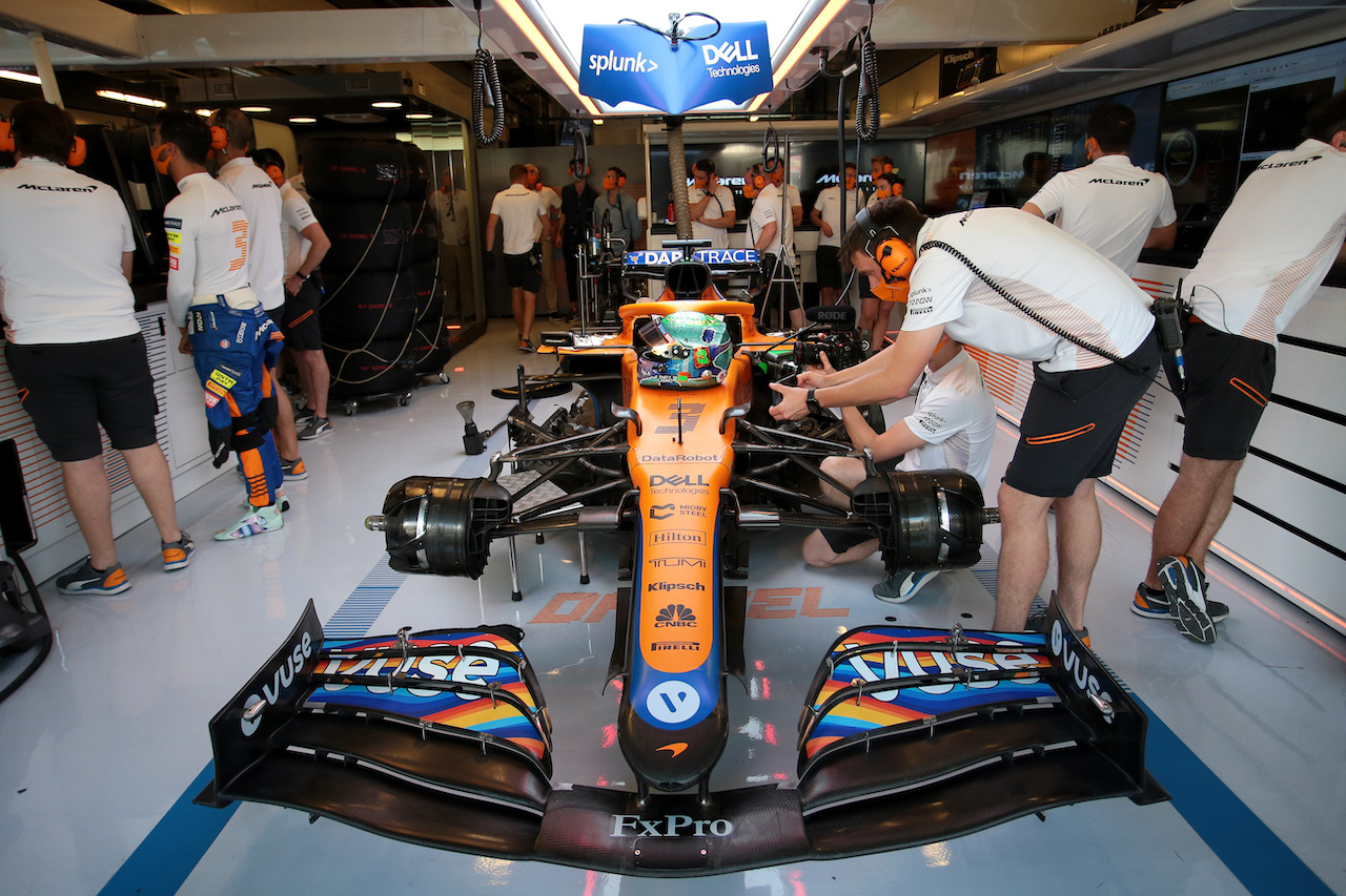 GP ABU DHABI, Daniel Ricciardo (AUS) McLaren MCL35M.
11.12.2021. Formula 1 World Championship, Rd 22, Abu Dhabi Grand Prix, Yas Marina Circuit, Abu Dhabi, Qualifiche Day.
- www.xpbimages.com, EMail: requests@xpbimages.com © Copyright: XPB Images