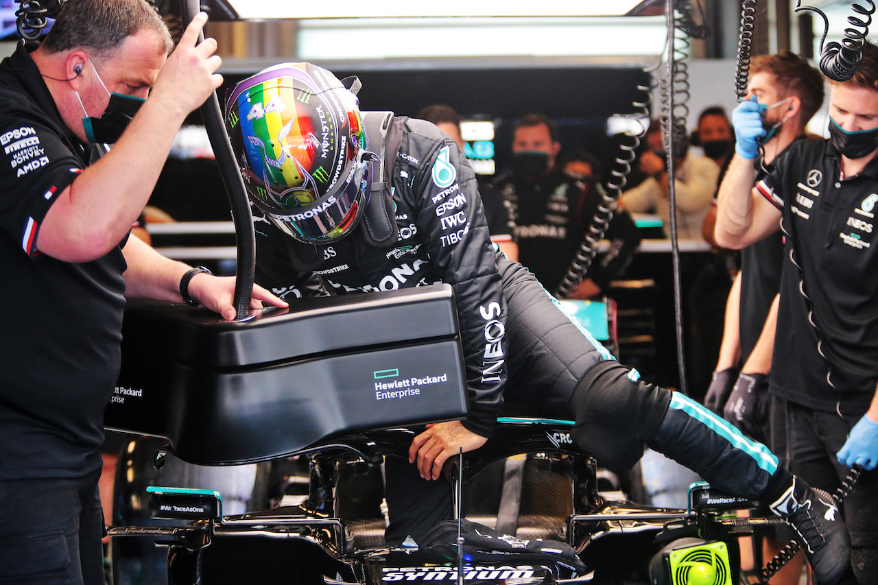 GP ABU DHABI, Lewis Hamilton (GBR) Mercedes AMG F1 W12.
11.12.2021. Formula 1 World Championship, Rd 22, Abu Dhabi Grand Prix, Yas Marina Circuit, Abu Dhabi, Qualifiche Day.
- www.xpbimages.com, EMail: requests@xpbimages.com © Copyright: XPB Images