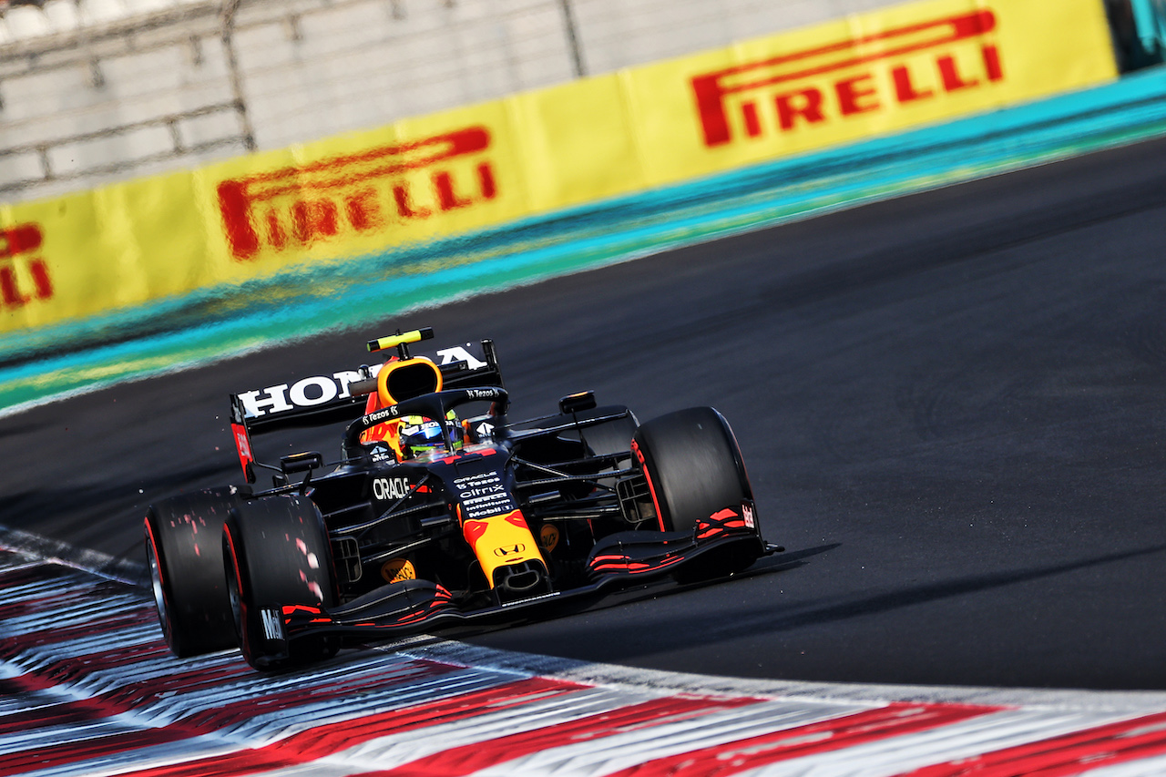 GP ABU DHABI, Sergio Perez (MEX) Red Bull Racing RB16B.
11.12.2021. Formula 1 World Championship, Rd 22, Abu Dhabi Grand Prix, Yas Marina Circuit, Abu Dhabi, Qualifiche Day.
- www.xpbimages.com, EMail: requests@xpbimages.com © Copyright: Batchelor / XPB Images