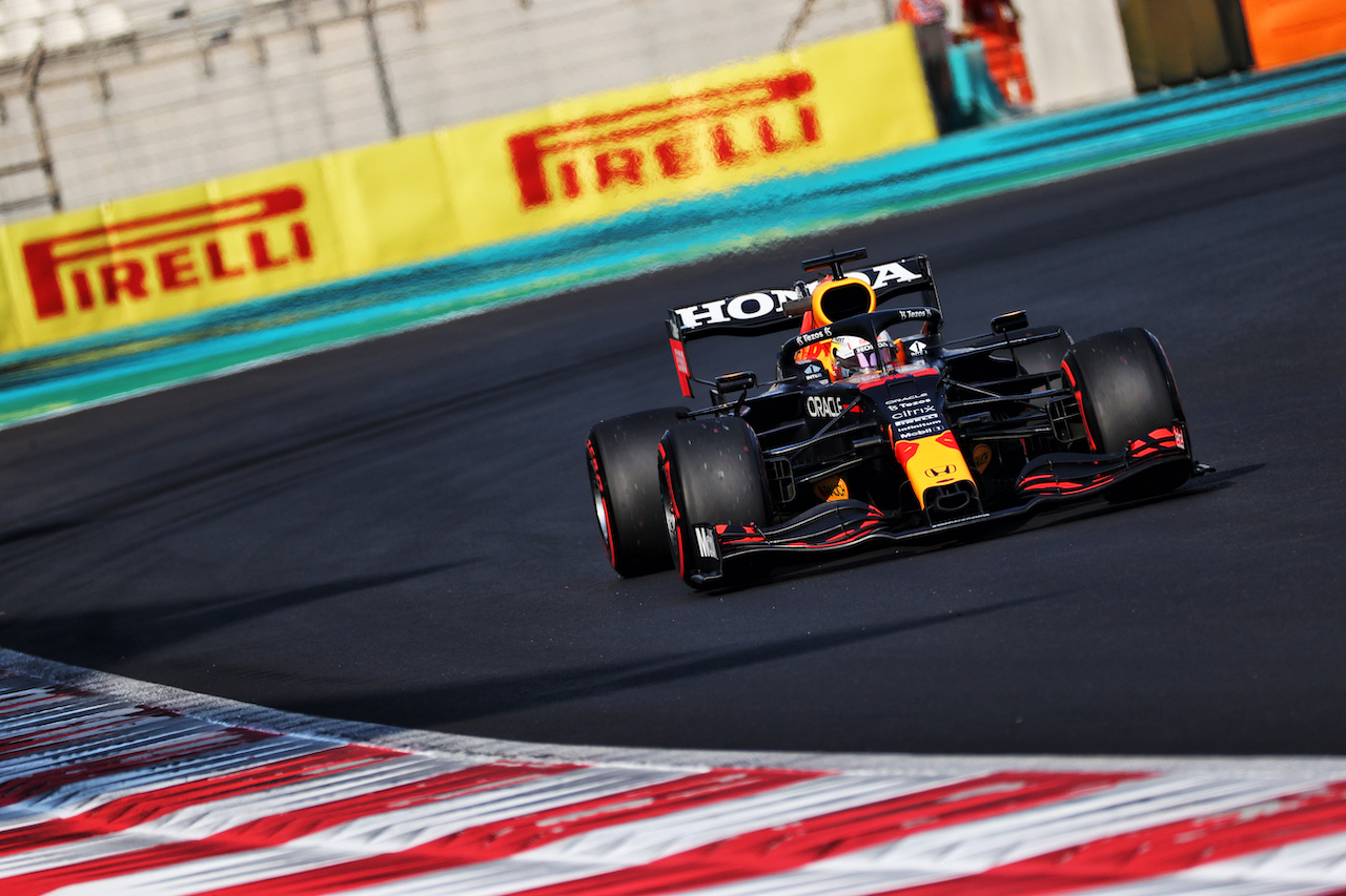 GP ABU DHABI, Max Verstappen (NLD) Red Bull Racing RB16B.
11.12.2021. Formula 1 World Championship, Rd 22, Abu Dhabi Grand Prix, Yas Marina Circuit, Abu Dhabi, Qualifiche Day.
- www.xpbimages.com, EMail: requests@xpbimages.com © Copyright: Batchelor / XPB Images