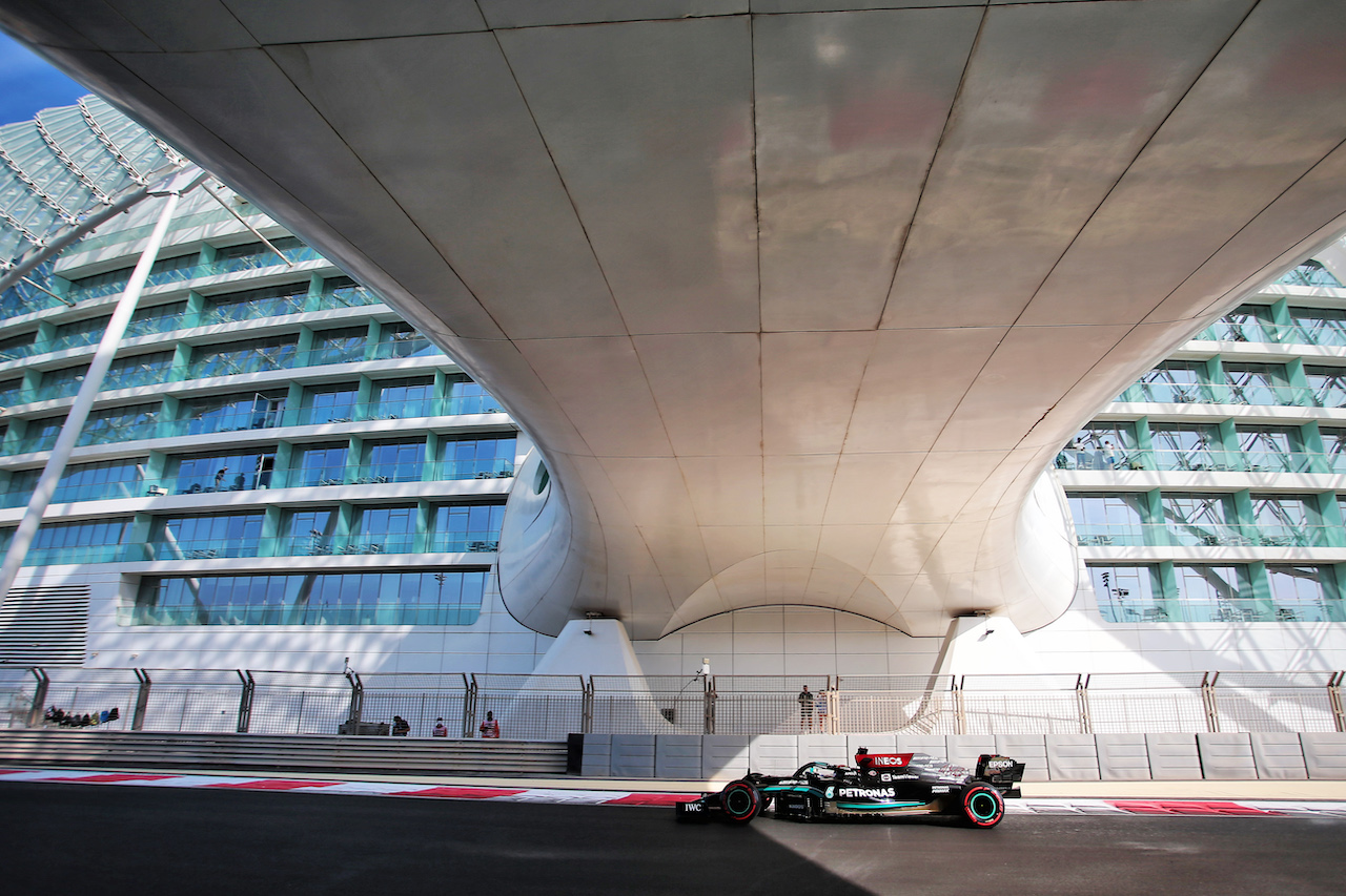 GP ABU DHABI, Lewis Hamilton (GBR) Mercedes AMG F1 W12.
10.12.2021. Formula 1 World Championship, Rd 22, Abu Dhabi Grand Prix, Yas Marina Circuit, Abu Dhabi, Practice Day.
- www.xpbimages.com, EMail: requests@xpbimages.com © Copyright: XPB Images