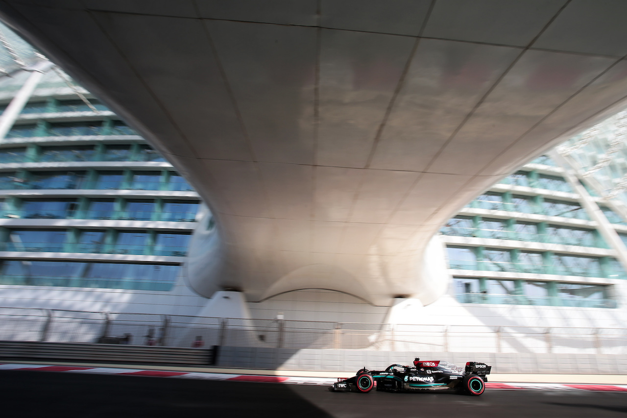 GP ABU DHABI, Lewis Hamilton (GBR) Mercedes AMG F1 W12.
10.12.2021. Formula 1 World Championship, Rd 22, Abu Dhabi Grand Prix, Yas Marina Circuit, Abu Dhabi, Practice Day.
- www.xpbimages.com, EMail: requests@xpbimages.com © Copyright: XPB Images