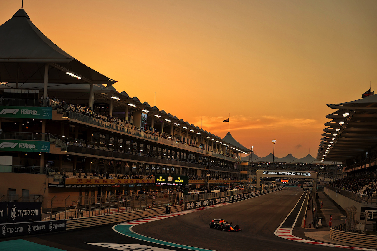 GP ABU DHABI, Max Verstappen (NLD) Red Bull Racing RB16B.
10.12.2021. Formula 1 World Championship, Rd 22, Abu Dhabi Grand Prix, Yas Marina Circuit, Abu Dhabi, Practice Day.
- www.xpbimages.com, EMail: requests@xpbimages.com © Copyright: Moy / XPB Images
