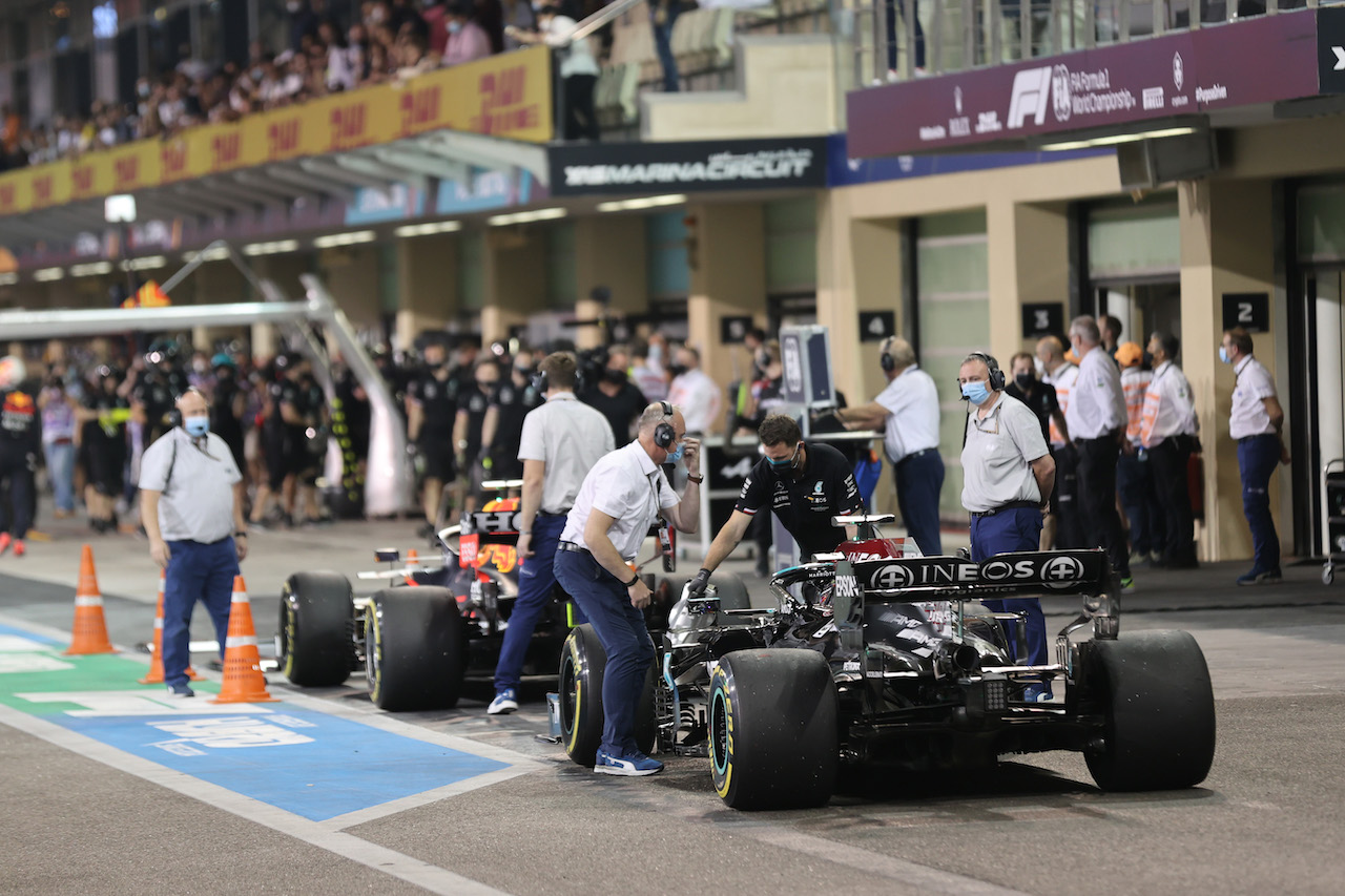 GP ABU DHABI, Max Verstappen (NLD) Red Bull Racing RB16B e Lewis Hamilton (GBR) Mercedes AMG F1 W12 both called in by the FIA for checks.
10.12.2021. Formula 1 World Championship, Rd 22, Abu Dhabi Grand Prix, Yas Marina Circuit, Abu Dhabi, Practice Day.
- www.xpbimages.com, EMail: requests@xpbimages.com ¬© Copyright: Batchelor / XPB Images