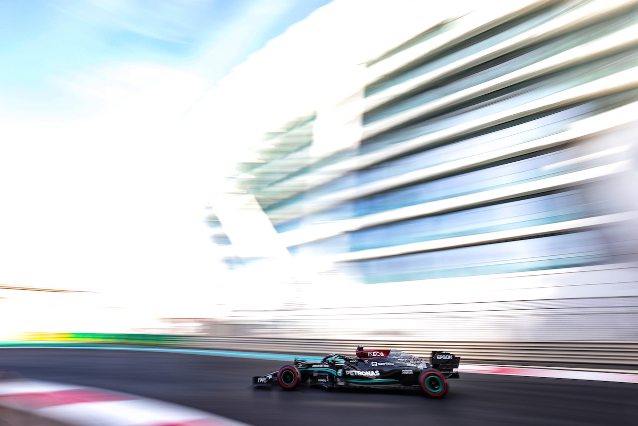 GP ABU DHABI, Lewis Hamilton (GBR), Mercedes AMG F1  
10.12.2021. Formula 1 World Championship, Rd 22, Abu Dhabi Grand Prix, Yas Marina Circuit, Abu Dhabi, Practice Day.
- www.xpbimages.com, EMail: requests@xpbimages.com ¬© Copyright: Charniaux / XPB Images