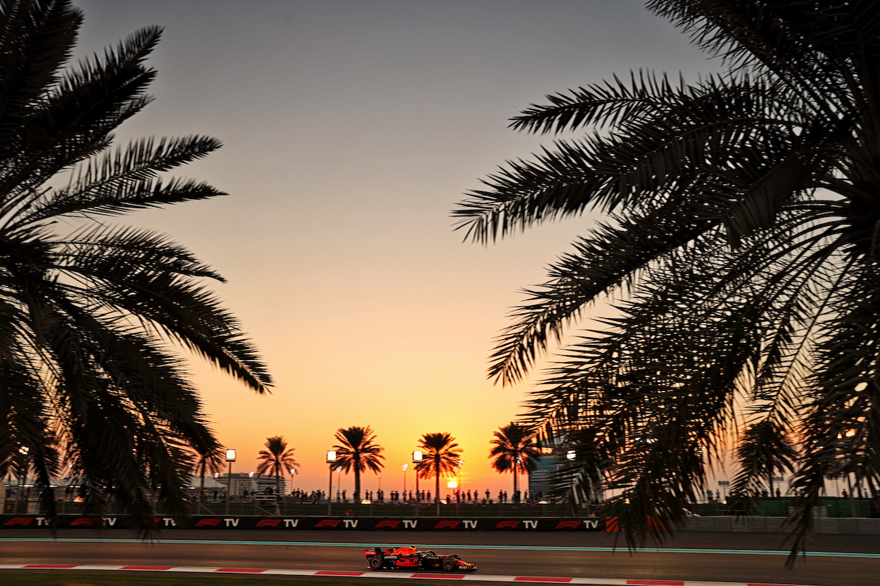 GP ABU DHABI, Max Verstappen (NLD) Red Bull Racing RB16B.
10.12.2021. Formula 1 World Championship, Rd 22, Abu Dhabi Grand Prix, Yas Marina Circuit, Abu Dhabi, Practice Day.
- www.xpbimages.com, EMail: requests@xpbimages.com © Copyright: Batchelor / XPB Images