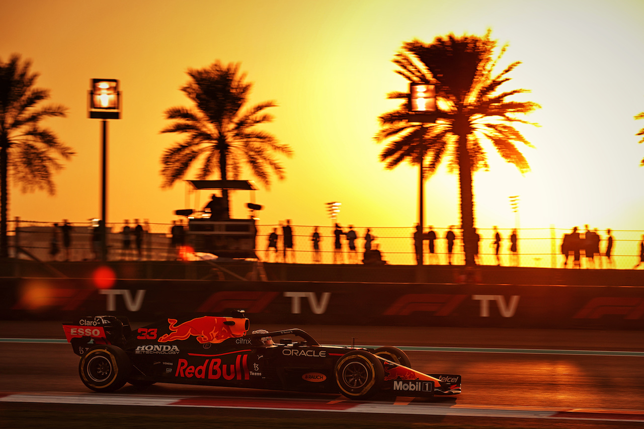 GP ABU DHABI, Max Verstappen (NLD) Red Bull Racing RB16B.
10.12.2021. Formula 1 World Championship, Rd 22, Abu Dhabi Grand Prix, Yas Marina Circuit, Abu Dhabi, Practice Day.
- www.xpbimages.com, EMail: requests@xpbimages.com © Copyright: Batchelor / XPB Images