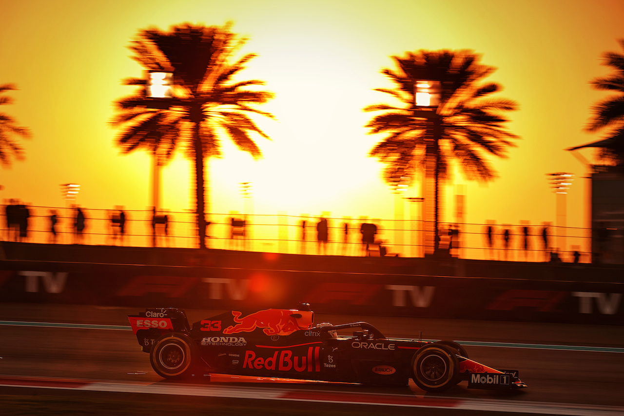 GP ABU DHABI, Max Verstappen (NLD) Red Bull Racing RB16B.
10.12.2021. Formula 1 World Championship, Rd 22, Abu Dhabi Grand Prix, Yas Marina Circuit, Abu Dhabi, Practice Day.
- www.xpbimages.com, EMail: requests@xpbimages.com © Copyright: Batchelor / XPB Images