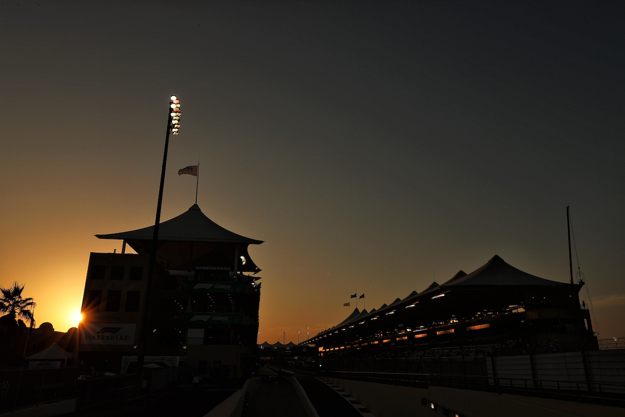 GP ABU DHABI, Circuit Atmosfera - sunset.
10.12.2021. Formula 1 World Championship, Rd 22, Abu Dhabi Grand Prix, Yas Marina Circuit, Abu Dhabi, Practice Day.
- www.xpbimages.com, EMail: requests@xpbimages.com © Copyright: Moy / XPB Images