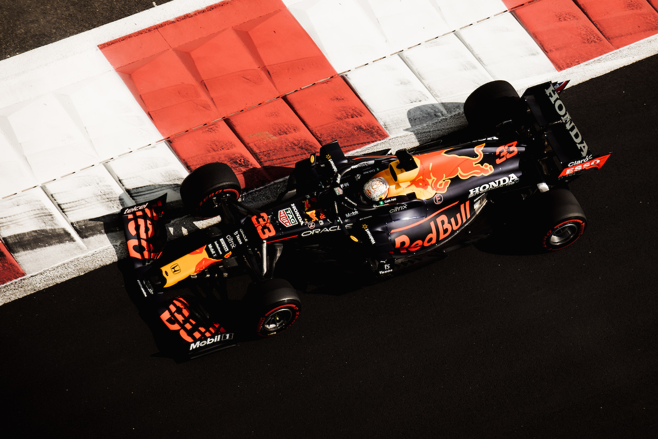 GP ABU DHABI, Max Verstappen (NLD) Red Bull Racing RB16B.
10.12.2021. Formula 1 World Championship, Rd 22, Abu Dhabi Grand Prix, Yas Marina Circuit, Abu Dhabi, Practice Day.
- www.xpbimages.com, EMail: requests@xpbimages.com © Copyright: Bearne / XPB Images