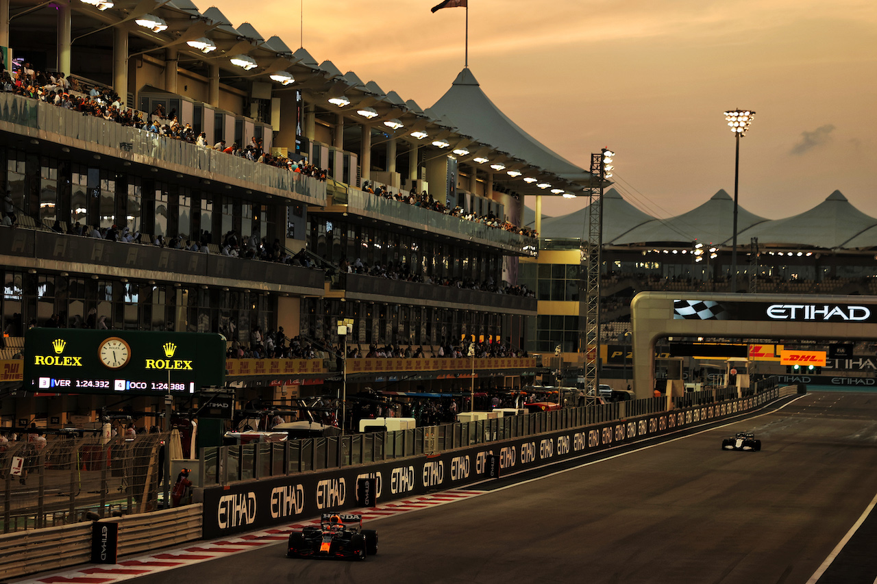 GP ABU DHABI, Max Verstappen (NLD) Red Bull Racing RB16B.
10.12.2021. Formula 1 World Championship, Rd 22, Abu Dhabi Grand Prix, Yas Marina Circuit, Abu Dhabi, Practice Day.
- www.xpbimages.com, EMail: requests@xpbimages.com © Copyright: Moy / XPB Images