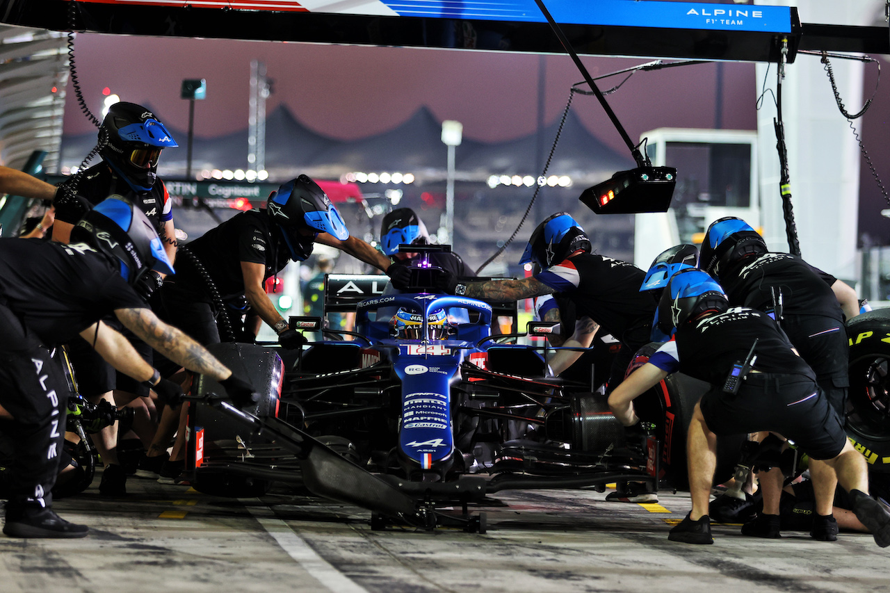 GP ABU DHABI, Fernando Alonso (ESP) Alpine F1 Team A521 practices a pit stop.
10.12.2021. Formula 1 World Championship, Rd 22, Abu Dhabi Grand Prix, Yas Marina Circuit, Abu Dhabi, Practice Day.
- www.xpbimages.com, EMail: requests@xpbimages.com © Copyright: Moy / XPB Images