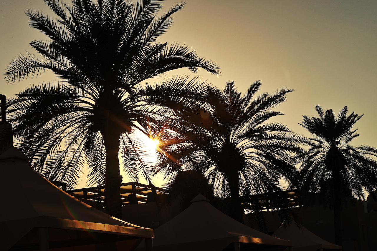 GP ABU DHABI, Circuit Atmosfera - sunset.
10.12.2021. Formula 1 World Championship, Rd 22, Abu Dhabi Grand Prix, Yas Marina Circuit, Abu Dhabi, Practice Day.
- www.xpbimages.com, EMail: requests@xpbimages.com © Copyright: Moy / XPB Images