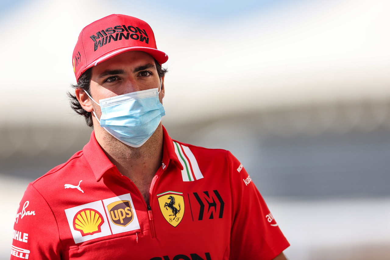 GP ABU DHABI, Carlos Sainz Jr (ESP), Ferrari 
10.12.2021. Formula 1 World Championship, Rd 22, Abu Dhabi Grand Prix, Yas Marina Circuit, Abu Dhabi, Practice Day.
- www.xpbimages.com, EMail: requests@xpbimages.com ¬© Copyright: Charniaux / XPB Images