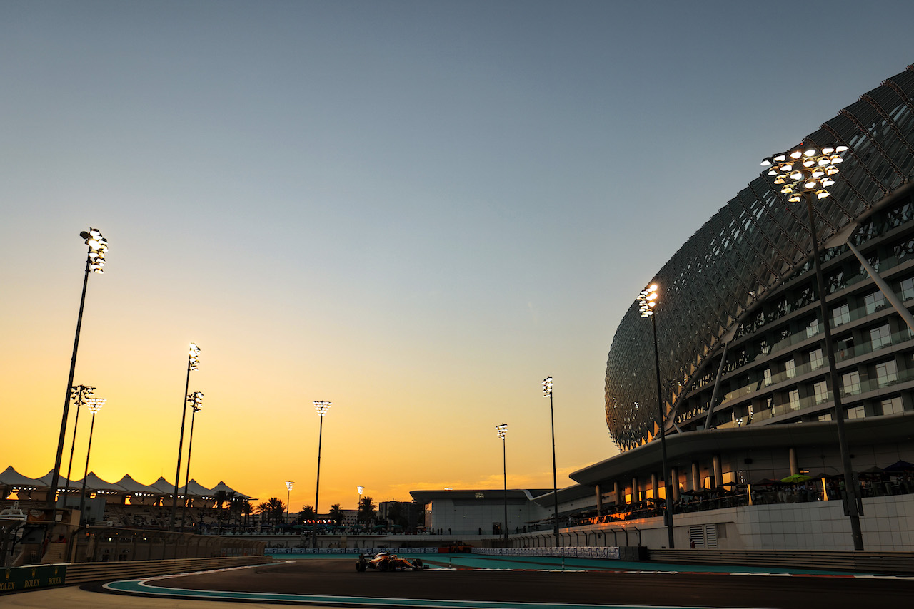 GP ABU DHABI, Daniel Ricciardo (AUS), McLaren F1 Team 
10.12.2021. Formula 1 World Championship, Rd 22, Abu Dhabi Grand Prix, Yas Marina Circuit, Abu Dhabi, Practice Day.
- www.xpbimages.com, EMail: requests@xpbimages.com ¬© Copyright: Charniaux / XPB Images