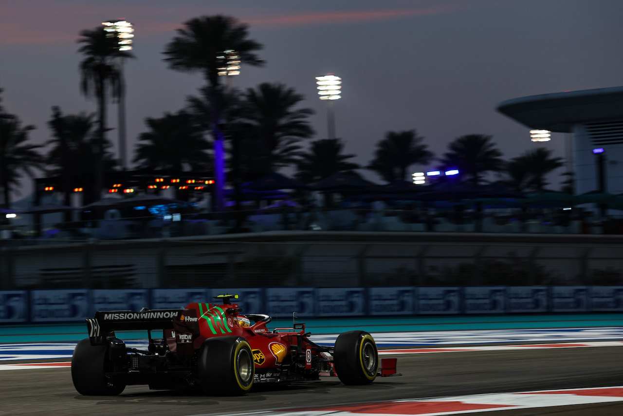 GP ABU DHABI, Carlos Sainz Jr (ESP), Ferrari 
10.12.2021. Formula 1 World Championship, Rd 22, Abu Dhabi Grand Prix, Yas Marina Circuit, Abu Dhabi, Practice Day.
- www.xpbimages.com, EMail: requests@xpbimages.com ¬© Copyright: Charniaux / XPB Images