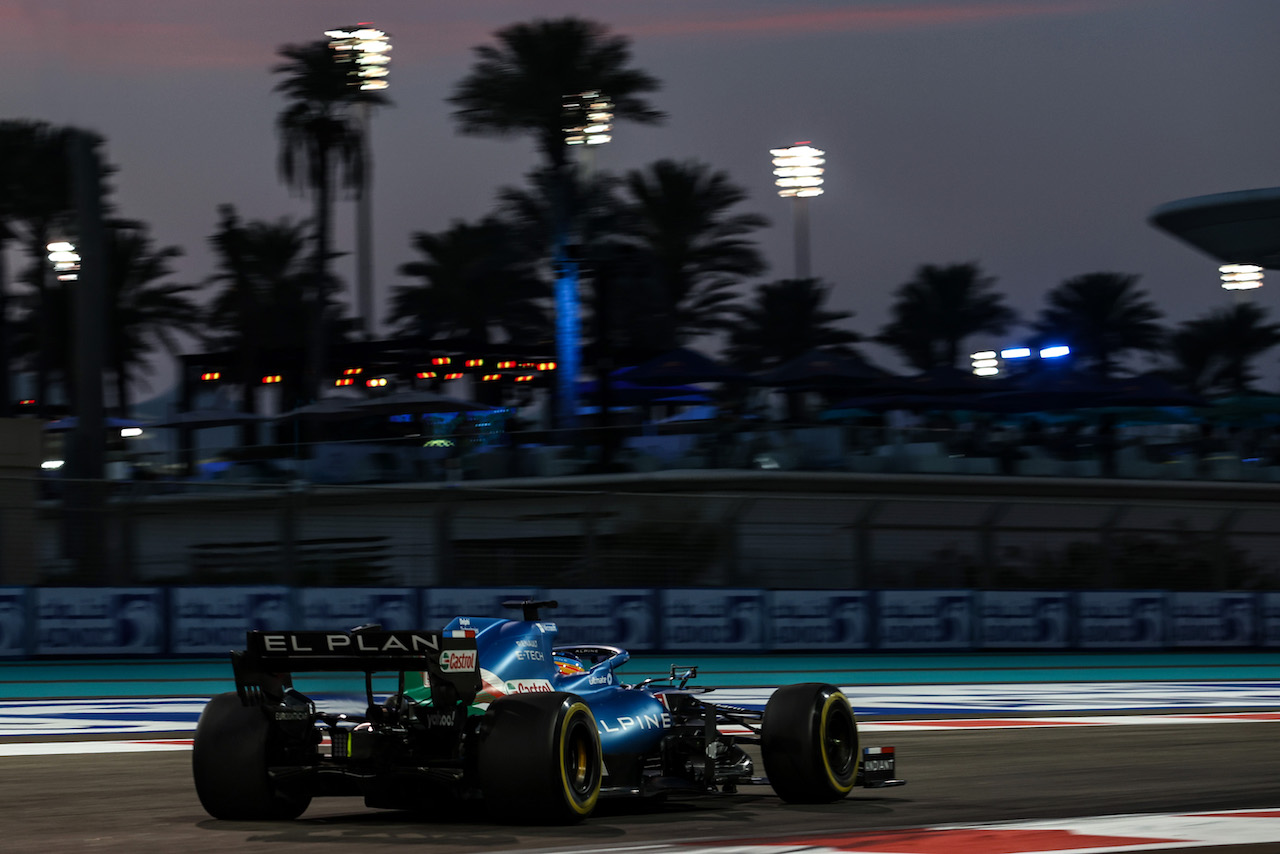 GP ABU DHABI, Fernando Alonso (ESP), Alpine F1 Team 
10.12.2021. Formula 1 World Championship, Rd 22, Abu Dhabi Grand Prix, Yas Marina Circuit, Abu Dhabi, Practice Day.
- www.xpbimages.com, EMail: requests@xpbimages.com ¬© Copyright: Charniaux / XPB Images