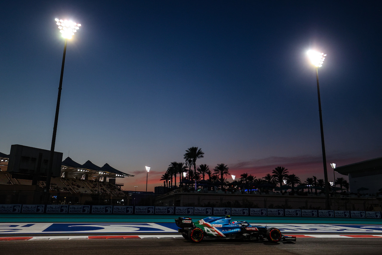 GP ABU DHABI, Esteban Ocon (FRA), Alpine F1 Team 
10.12.2021. Formula 1 World Championship, Rd 22, Abu Dhabi Grand Prix, Yas Marina Circuit, Abu Dhabi, Practice Day.
- www.xpbimages.com, EMail: requests@xpbimages.com ¬© Copyright: Charniaux / XPB Images