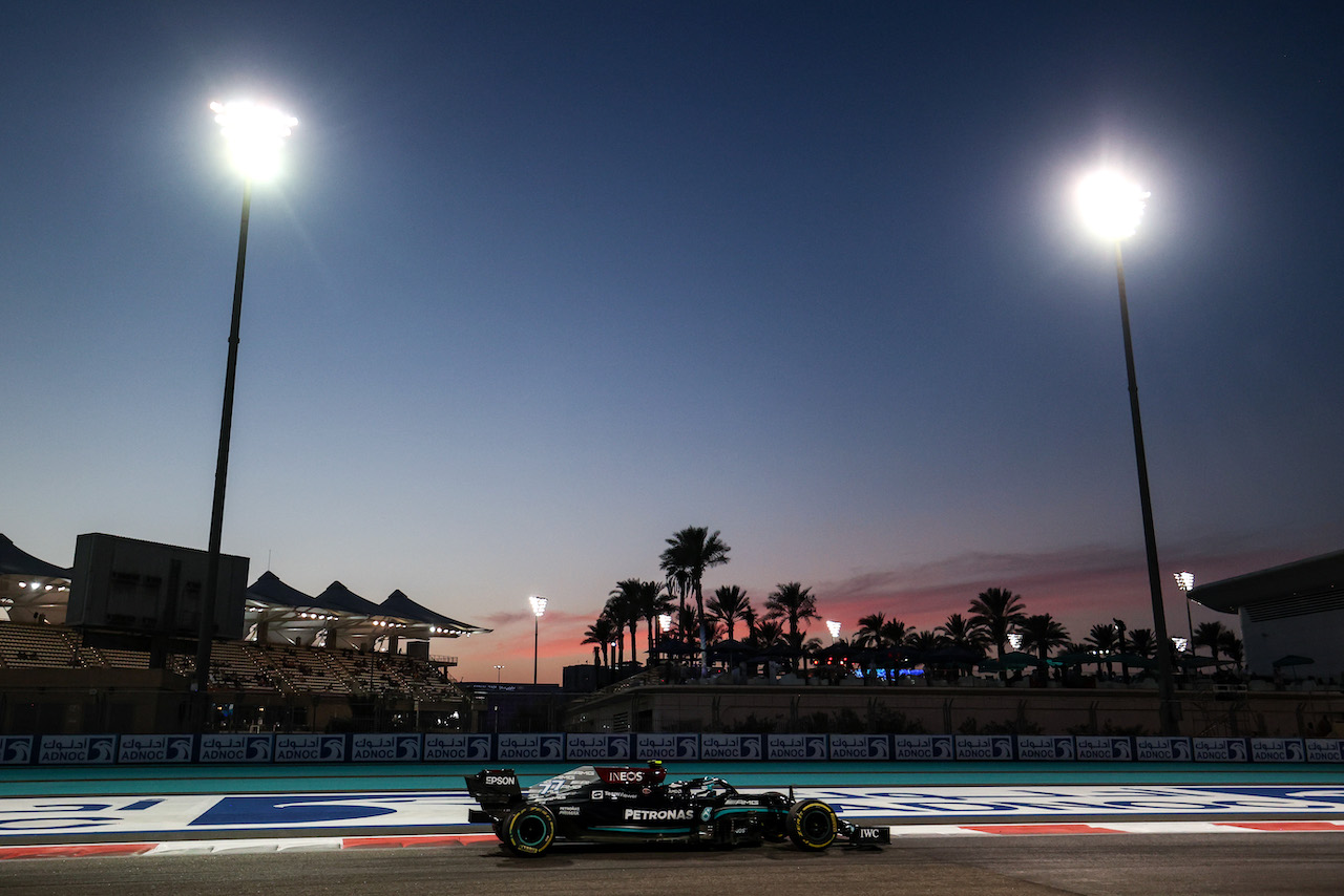GP ABU DHABI, Valtteri Bottas (FIN), Mercedes AMG F1 
10.12.2021. Formula 1 World Championship, Rd 22, Abu Dhabi Grand Prix, Yas Marina Circuit, Abu Dhabi, Practice Day.
- www.xpbimages.com, EMail: requests@xpbimages.com ¬© Copyright: Charniaux / XPB Images