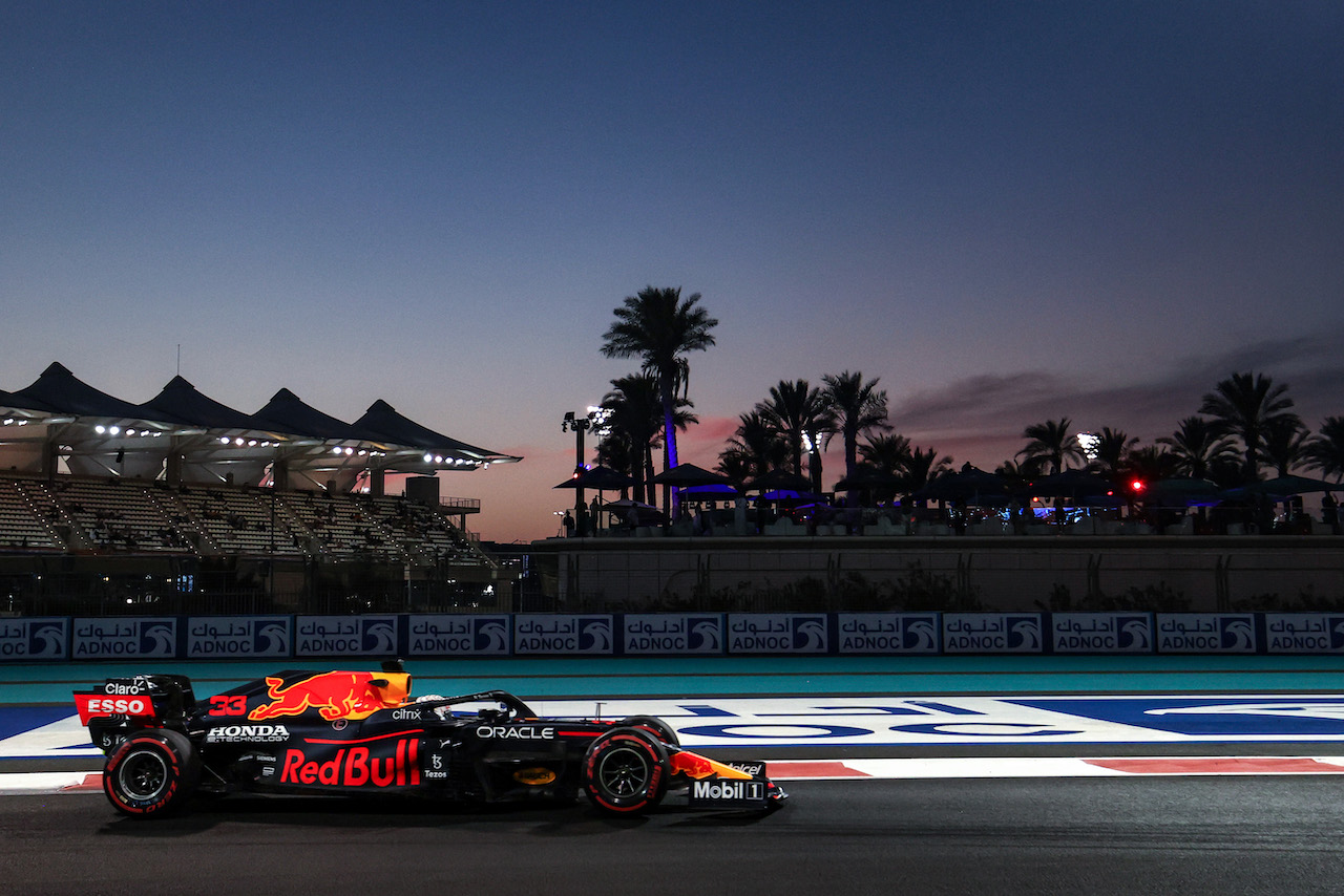 GP ABU DHABI, Max Verstappen (NLD), Red Bull Racing 
10.12.2021. Formula 1 World Championship, Rd 22, Abu Dhabi Grand Prix, Yas Marina Circuit, Abu Dhabi, Practice Day.
- www.xpbimages.com, EMail: requests@xpbimages.com ¬© Copyright: Charniaux / XPB Images