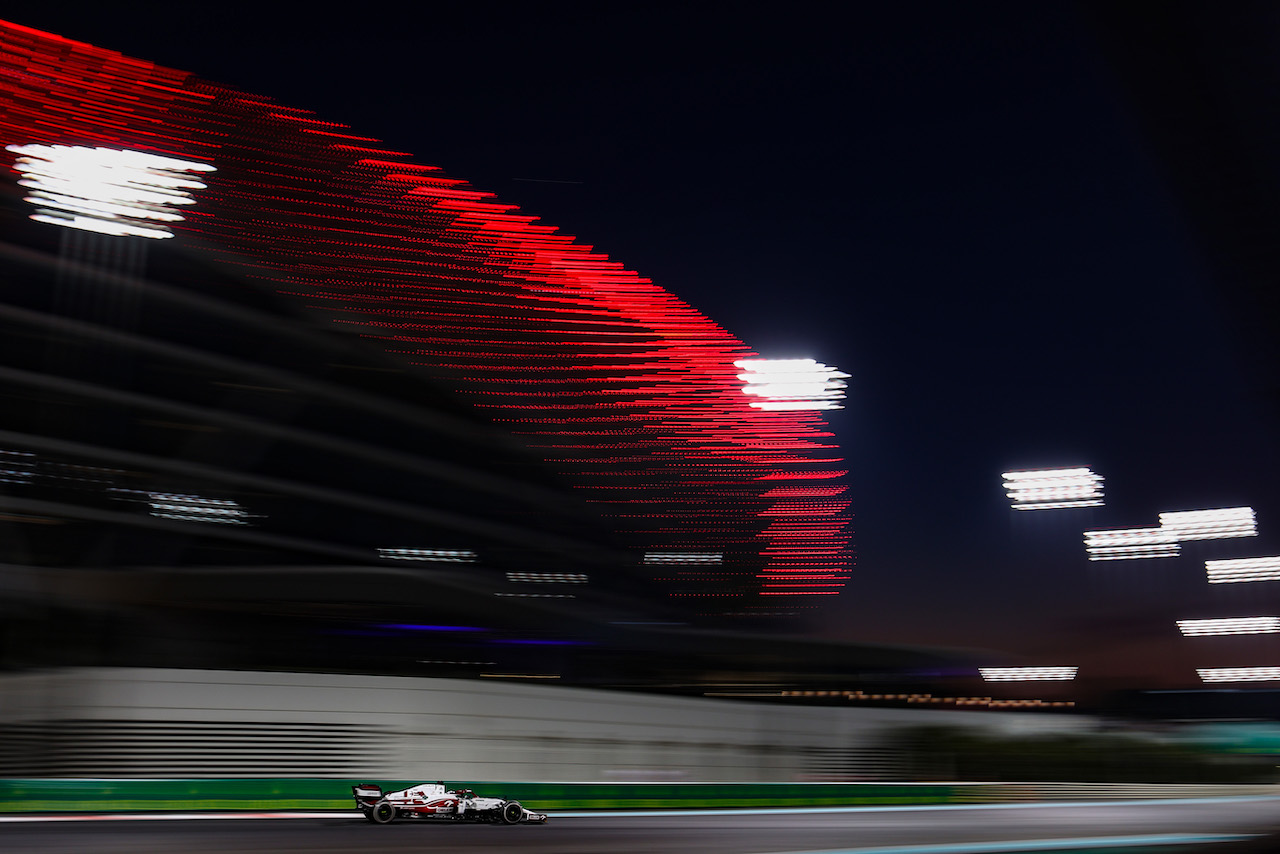 GP ABU DHABI, Antonio Giovinazzi (ITA), Alfa Romeo Racing 
10.12.2021. Formula 1 World Championship, Rd 22, Abu Dhabi Grand Prix, Yas Marina Circuit, Abu Dhabi, Practice Day.
- www.xpbimages.com, EMail: requests@xpbimages.com ¬© Copyright: Charniaux / XPB Images