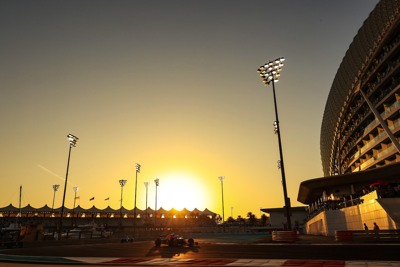 GP ABU DHABI, Max Verstappen (NLD), Red Bull Racing 
10.12.2021. Formula 1 World Championship, Rd 22, Abu Dhabi Grand Prix, Yas Marina Circuit, Abu Dhabi, Practice Day.
- www.xpbimages.com, EMail: requests@xpbimages.com ¬© Copyright: Charniaux / XPB Images
